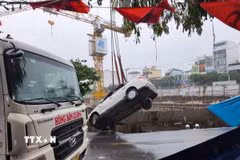 Xe ô tô được giải cứu khỏi "hố tử thần." (Ảnh: Quốc Dũng/TTXVN)