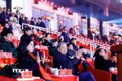 Tổng Bí thư Tô Lâm, các đồng chí lãnh đạo, nguyên lãnh đạo Đảng, Nhà nước và các đại biểu dự chương trình nghệ thuật đặc biệt "Dưới lá cờ vẻ vang của Đảng.” (Ảnh: TTXVN)