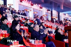 Tổng Bí thư Tô Lâm, các đồng chí lãnh đạo, nguyên lãnh đạo Đảng, Nhà nước và các đại biểu dự chương trình nghệ thuật đặc biệt "Dưới lá cờ vẻ vang của Đảng.” (Ảnh: TTXVN)