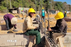 Công nhân tích cực thi công tại điểm trường xã Ia Púch, tỉnh Gia Lai. (Ảnh: Hoài Nam/TTXVN)