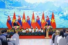 Thủ tướng Lê Minh Hưng và Thủ tướng Slovakia Robert Fico gặp gỡ báo chí hai nước. (Ảnh: Dương Giang/TTXVN)