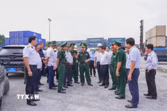 Đoàn công tác Bộ Tư lệnh Bộ đội Biên phòng và lãnh đạo tỉnh Tây Ninh khảo sát thực tế công tác phân luồng giao thông và kiểm tra giám sát hàng hóa xuất nhập khẩu tại Cảng cạn Tân Cảng-Mộc Bài. (Ảnh: Minh Phú/TTXVN)