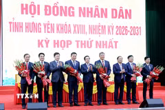 Thường trực Tỉnh ủy Hưng Yên chúc mừng Chủ tịch, các Phó Chủ tịch UBND tỉnh Hưng Yên khóa XVIII, nhiệm kỳ 2026-2031. (Ảnh: Thế Duyệt/TTXVN)