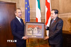 Chủ tịch Quốc hội Trần Thanh Mẫn tặng quà lưu niệm Thị trưởng thành phố Milan Giuseppe Sala. (Ảnh: Doãn Tấn/TTXVN)
