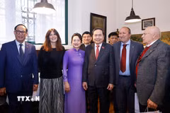 Chủ tịch Quốc hội Trần Thanh Mẫn và Phu nhân với thành viên Hội Hữu nghị Italy-Việt Nam tại Milan. (Ảnh: Doãn Tấn/TTXVN)