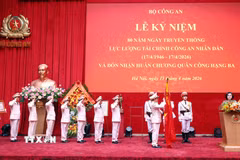 Đại tướng Lương Tam Quang, Bộ trưởng Bộ Công an trao Huân chương Quân công hạng Ba tặng Cục Kế hoạch và Tài chính. (Ảnh: Phạm Kiên/TTXVN)