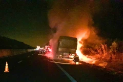 Xe tải bốc cháy dữ dội khi lưu thông trên cao tốc Phan Thiết-Dầu Giây