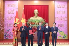 Tổng Bí thư Tô Lâm trao Quyết định thành lập Đảng bộ, tổ chức bộ máy, chức năng nhiệm vụ và chỉ định Bí thư, các Phó Bí thư Đảng ủy Chính phủ nhiệm kỳ 2020-2025. (Ảnh: Thống Nhất/TTXVN)