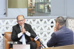 Thạc sỹ Uch Leang trả lời phỏng vấn phóng viên TTXVN thường trú tại Phnom Penh về Đại hội XIV của Đảng. (Ảnh: Hoàng Minh/TTXVN)