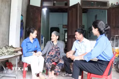 Đoàn viên thanh niên xã Ea Súp thăm hỏi người có công với cách mạng nhân kỷ niệm Ngày Thương binh-Liệt sỹ. (Ảnh: Nguyên Dung/TTXVN)