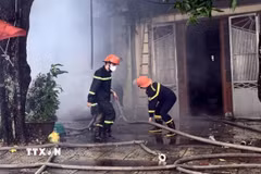 Lực lượng chức năng dập lửa, ngăn chặn đám cháy. (Ảnh minh họa: Nguyễn Công Hải/TTXVN)