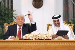 Tổng thống Mỹ Donald Trump và Quốc vương Qatar Sheikh Tamim bin Hamad Al-Thani trong lễ ký kết tại Doha vào ngày 14/5. (Nguồn: Getty Images)
