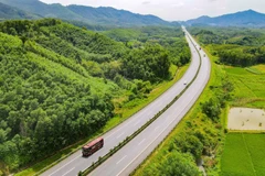 Phương tiện lưu thông trên tuyến cao tốc Nội Bài-Lào Cai. (Ảnh: PV/Vietnam+)