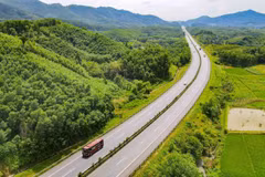 Phương tiện lưu thông trên tuyến cao tốc Nội Bài-Lào Cai. (Ảnh: PV/Vietnam+)