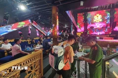 Lực lượng chức năng kiểm tra quán bar Monaco trên địa bàn phường Buôn Ma Thuột, tỉnh Đắk Lắk. (Ảnh: TTXVN phát)