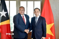 Quyền Bộ trưởng Bộ Ngoại giao Lê Hoài Trung đón Bộ trưởng Ngoại giao và Hợp tác Timor Leste Bendito dos Santos Freitas. (Ảnh: TTXVN)