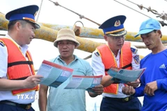 Cơ quan chức năng tuyên truyền về IUU cho ngư dân xã Long Hải, Thành phố Hồ Chí Minh trước khi ra khơi đánh bắt hải sản trên biển. (Ảnh: Hoàng Nhị/TTXVN)