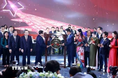 Thủ tướng Phạm Minh Chính tiến hành nghi thức đánh cồng khởi động một giai đoạn phát triển mới tại Diễn đàn Kinh tế tư nhân Việt Nam (VPSF) 2025. (Ảnh: Dương Giang/TTXVN)