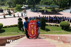 Đông đảo người dân và du khách đến dâng hoa, dâng hương tại Thành cổ Quảng Trị. (Ảnh: Tường Vi/TTXVN)