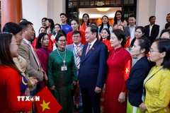 Chủ tịch Quốc hội Trần Thanh Mẫn và Phu nhân gặp gỡ đại diện cộng đồng người Việt Nam ở Malaysia. (Ảnh: Doãn Tấn/TTXVN)