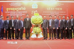 Lãnh đạo Bộ Nội vụ Campuchia chúc mừng Cơ quan đại diện Bộ Công an Việt Nam tại Campuchia. (Ảnh: Quang Anh/TTXVN)