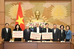 Phó Bí thư Thường trực Thành ủy Hà Nội Nguyễn Văn Phong trao kinh phí hỗ trợ cho các tỉnh: Đắk Lắk, Lâm Đồng, Khánh Hòa. (Nguồn: Hanoimoi)