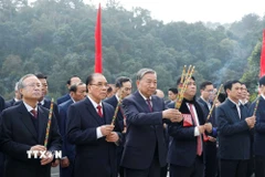 Tổng Bí thư Tô Lâm cùng đoàn công tác Trung ương dâng hương tưởng niệm Chủ tịch Hồ Chí Minh tại Đền thờ Bác Hồ tại Khu Di tích quốc gia đặc biệt Pác Bó (Cao Bằng). (Ảnh: Thống Nhất/TTXVN)