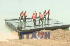 Phú Thọ khẩn trương hoàn thành bắc cầu phao qua sông Lô