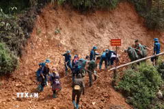 Các lực lượng gồm bộ đội, dân quân tự vệ giúp xã Mù Cang Chải khắc phục các tuyến đường sạt lở. (Ảnh: Tuấn Anh/TTXVN)