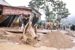 Lực lượng Công an hỗ trợ người dân Bản Chít nơi xảy ra lũ quét xã Mường Than, tỉnh Lai Châu khắc phục hậu quả. (Ảnh: Quý Trung/TTXVN)