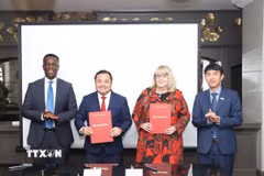 Lễ ký kết Biên bản ghi nhớ hợp tác (MoU) giữa Tập đoàn Hóa chất Việt Nam và Hiệp hội Công nghiệp Hóa chất và Các ngành liên quan Nam Phi (CAIA). (Ảnh: Hồng Minh/TTXVN)