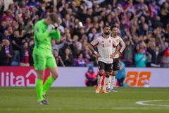 Liverpool nhận thất bại đầu tiên ở Premier League mùa này.