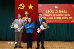 Bà Cao Thị Hòa An, Phó Bí thư Thường trực Tỉnh ủy, Chủ tịch Hội đồng Nhân dân tỉnh Phú Yên tặng hoa chúc mừng tân Chủ tịch và Phó Chủ tịch Ủy ban Mặt trận Tổ quốc Việt Nam tỉnh. (Ảnh: Xuân Triệu/TTXVN)