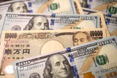Đồng 1000 yen và 100 USD. (Ảnh: THX/TTXVN)