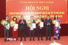 Lãnh đạo tỉnh Cao Bằng trao quyết định cho Giám đốc các sở, ngành mới thành lập. (Ảnh: Chu Hiệu/TTXVN)