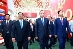 Tổng Bí thư Tô Lâm và Thủ tướng Phạm Minh Chính tham quan trưng bày thành tựu của đất nước tại Trung tâm Triển lãm Việt Nam. (Ảnh: Dương Giang/TTXVN)