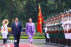 Thủ tướng Phạm Minh Chính và Thủ tướng Thái Lan Paetongtarn Shinawatra duyệt Đội danh dự Quân đội nhân dân Việt Nam. (Ảnh: Dương Giang/TTXVN)