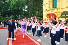 Thiếu nhi Thủ đô Hà Nội nồng nhiệt chào mừng Thủ tướng Thái Lan Paetongtarn Shinawatra thăm chính thức Việt Nam. (Ảnh: Dương Giang/TTXVN)