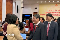 Phó Chủ tịch Quốc hội Nguyễn Đức Hải thăm, động viên phóng viên, biên tập viên tác nghiệp bầu cử. (Ảnh: Diệp Trương/TTXVN)