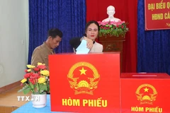 Cử tri bỏ phiếu bầu cử. (Ảnh: Đinh Hương/TTXVN)