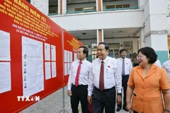 Chủ tịch Quốc hội Trần Thanh Mẫn kiểm tra công tác bầu cử tại Khu vực bỏ phiếu số 14 Trường THCS Đỗ Văn Dậy, xã Hóc Môn, Thành phố Hồ Chí Minh. (Ảnh: Doãn Tấn/TTXVN)