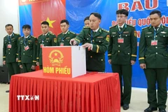 Thực hiện đóng dấu niêm phong hòm phiếu. (Ảnh: Nguyễn Oanh/TTXVN)