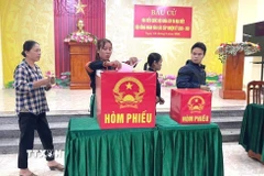 Cử tri khu vực biên giới Quảng Trị tự tay bỏ từng lá phiếu bầu chọn những đại biểu có đức, có tài, có tâm và trách nhiệm với đất nước, nhân dân. (Ảnh: TTXVN phát)