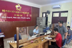 Người dân đến giải quyết thủ tục hành chính, hộ tịch tại Trung tâm Phục vụ hành chính công xã Nga My, tỉnh Nghệ An. (Ảnh: Bích Huệ/TTXVN)