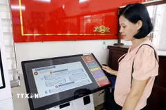 Người dân tình hiểu quy trình thực hiện các thủ tục hành chính tại Trung tâm hành chính công xã Giao Minh, tỉnh Ninh Bình. (Ảnh: Thái Thuần/TTXVN)