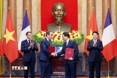 Bộ trưởng Bộ Quốc phòng Phan Văn Giang và Bộ trưởng Bộ Quân đội Pháp Sébastien Lecornu trao đổi Ý định thư giữa Bộ Quốc phòng hai nước về tăng cường hợp tác trong lĩnh vực trang bị quốc phòng. (Ảnh: Lâm Khánh/TTXVN)