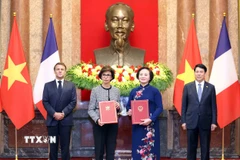 Bộ trưởng Bộ Nội vụ Phạm Thị Thanh Trà và Bộ trưởng Bộ Văn hóa Pháp Rachida Dati trao đổi Ý định thư giữa Bộ Nội vụ Việt Nam và Bộ Văn hóa Pháp trong lĩnh vực lưu trữ. (Ảnh: Lâm Khánh/TTXVN)