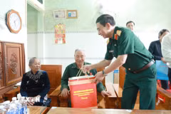 Đại tướng Phan Văn Giang tặng quà gia đình chính sách tỉnh Lâm Đồng nhân kỷ niệm 79 năm Ngày Thương binh-Liệt sỹ. (Ảnh: Hưng Thịnh/TTXVN)
