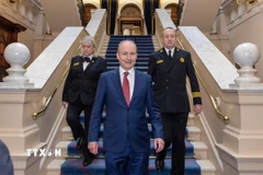 Ông Micheal Martin (giữa) sau khi được bầu làm Thủ tướng Ireland ngày 23/1/2025. (Ảnh: THX/TTXVN)