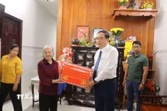 Chủ tịch Quốc hội Trần Thanh Mẫn tặng quà cho các Mẹ Việt Nam Anh hùng và các gia đình chính sách thành phố Cần Thơ. (Ảnh: Ngọc Thiện/TTXVN)